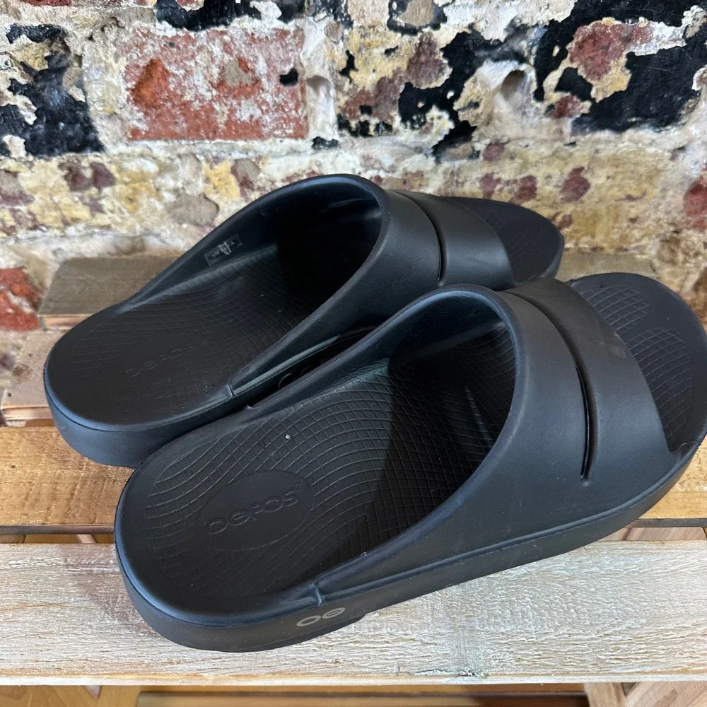 OOFOS OOYEA Unisex Recovery Sandals Black M8 W10 Slide Comfort Shoes